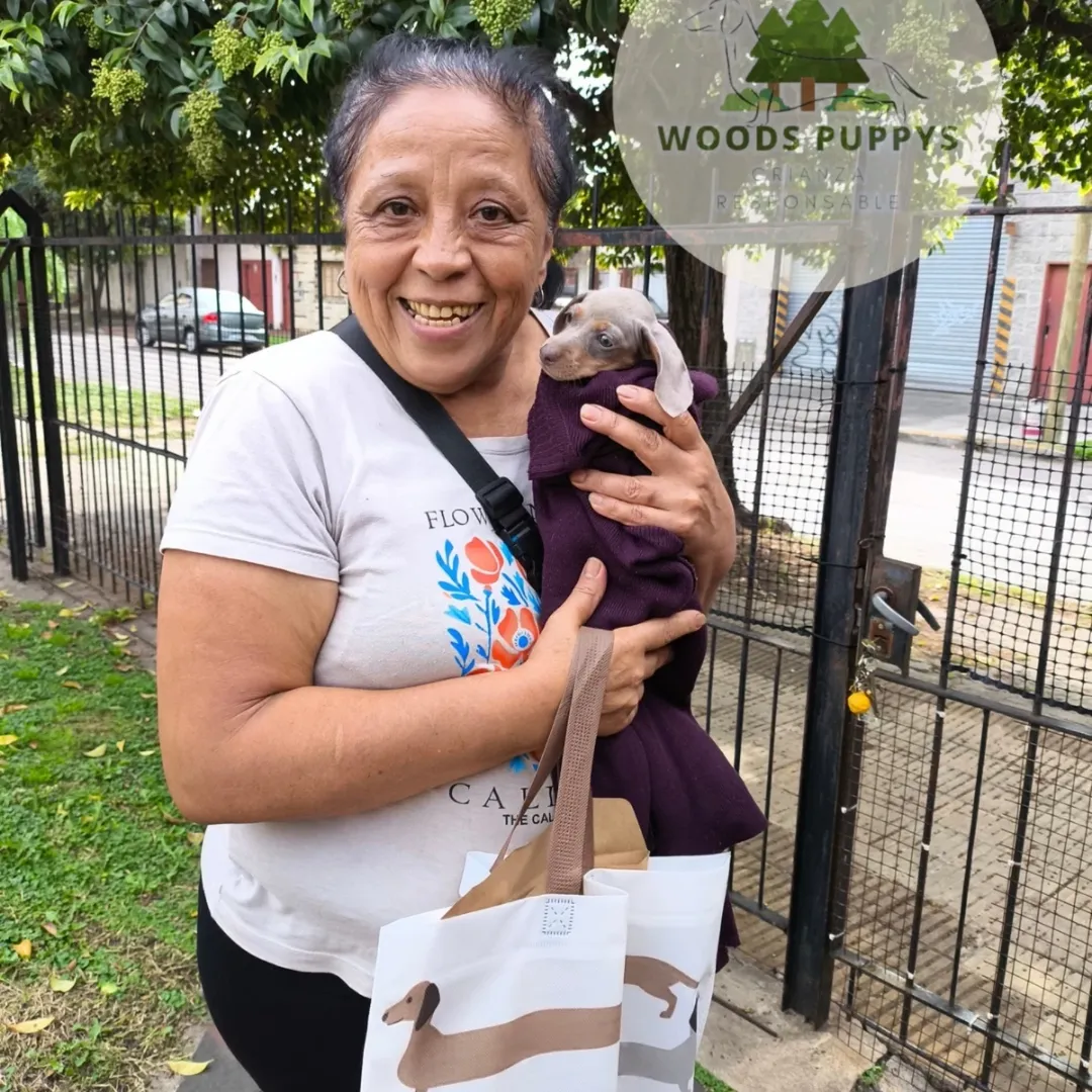 Cachorro con su nueva familia